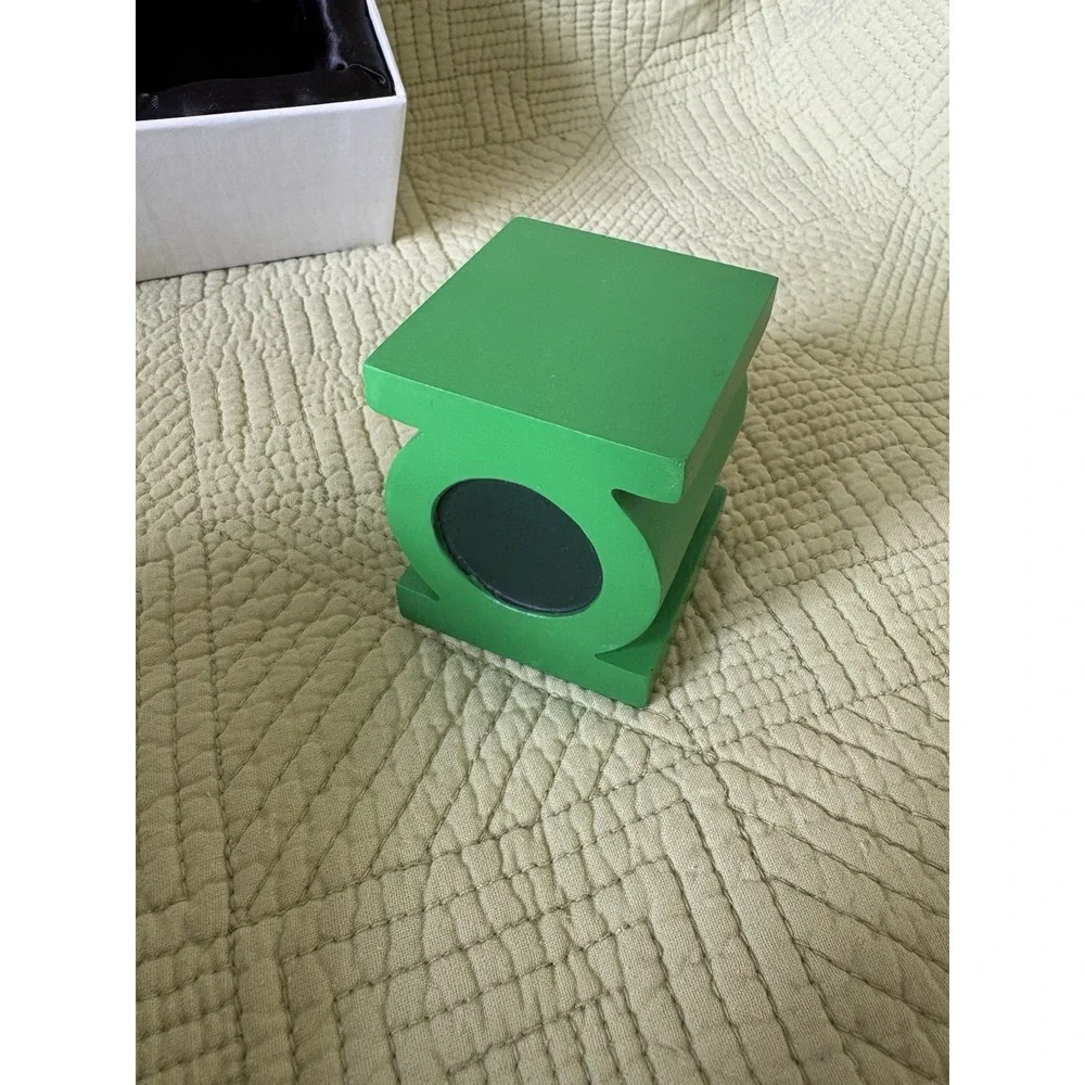 NECA Green Lantern Sculpted Resin Symbol Paperweight DC Comics 2011 w/ Box